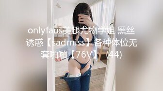 最新私人公寓服务员猫眼偷拍 颜值不错的美女和男友开房啪啪