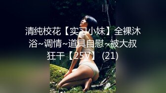 家中对着镜子