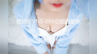 衣料比较少的白衣美女坐在沙发上就让人看的口干舌燥