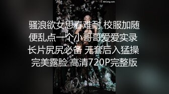   三男两女激情5P玩弄骚嫩的妹子，全程露脸小骚货给大哥一起交大鸡巴，让小哥揉奶抠逼