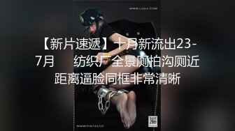 雙手被抓著還要看著鏡頭