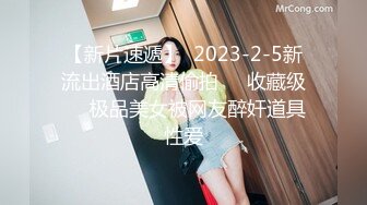 豐滿前三角豹紋內褲騷女到樓頂偷換齊逼短裙