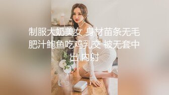 大胆牛人尾随偷拍回家的 性感连衣短裙高跟长腿美艳少妇在她儿子面前将手机直接塞裙底开电筒拍非常刺激