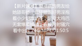 《贵在真实极限偸拍》参加朋友婚礼时被大胸漂亮伴娘深深迷住，等她参加完婚礼回酒店时偸拍她洗澡，脱光了那对车大灯果然极品