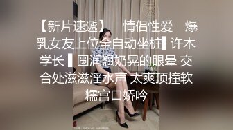 快递小哥送快递的时候趁机偷拍妹子们的裙底,有个长裙妹子内裤都没穿就急忙下来拿快递