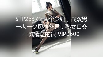 《极品反差??露脸学生妹》外语大学知名公交车痴女，为了求干什么都敢玩，户外露出、吃精、3P样样精通，长相一般但真的骚