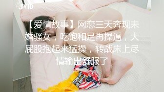 诱人的小少妇颜值很高，漏着骚奶子跟狼友互动