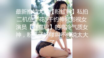 风骚小娘子大哥在摘菜准备做饭不断玩逼漏奶勾引，家中老妈妈出门间隙门一关就在地板上开搞，露脸口交多体位抽插口爆