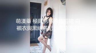 跟踪花裙妹子进厕所偷拍尿尿再拍脸