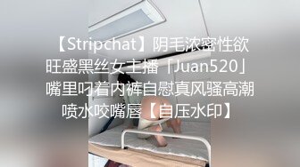  身材较小的妹子展示自己的鲍鱼