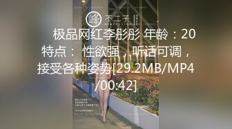 女学生在被占用的厕所前尿尿 (4)