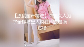 【新片速遞】  暗藏摄像头偷拍表姐衣服脱光光❤️一丝不挂坐在马桶上欢快的尿尿