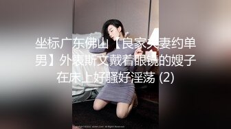 躺在床上享受黄衣妹子的温柔舔吸，极品丰满肉体