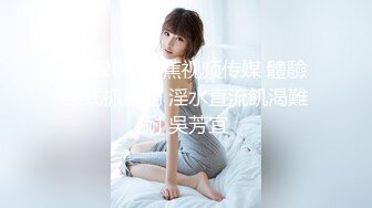 豹纹小少妇露脸精彩演绎，房间里好几哥