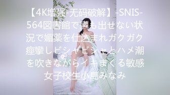 年紀不大卻有著一對傲人的巨乳主播 先是浴缸里洗澡誘惑 然后開始自慰 淫水好多