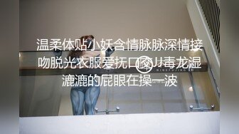 “还有一分钟交作业”极度反差的英语老师在讲台上从裙子里脱下内裤用跳蛋自慰一边巡视一圈 真是太刺激了