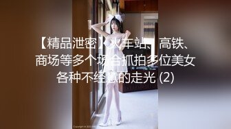 衣服还没脱完就开干 边口交边手指扣逼 现场激烈3P大战