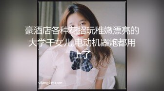 顏值不錯的豹紋小少婦鏡頭前露奶露逼與狼友激情互動 全程露臉揉奶掰穴挑逗手指插穴呻吟淫水泛濫 逼逼得被玩腫了 對白誘惑