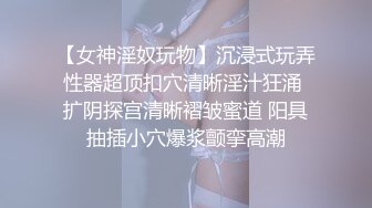 川波咲喜欢在性感角色扮演中成为一个小玩具。