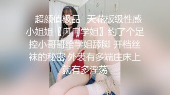 你的放荡女孩在这里，出去玩之前让我们来一次假阳具自慰吧