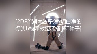 SWAG 提早给哥哥的耶诞礼物，吹舔肉棒不间断还无套内射 Nina