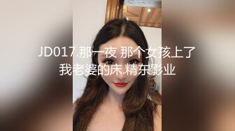 可爱迷人的卷发小姐姐脱光展示身材，小娇乳好想捏一把。