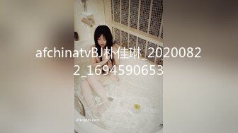  新人苗条嫩妹来大姨妈只能给炮友交，脱下内裤露粉嫩逼逼，交舔屌按头插嘴