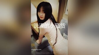 【新片速遞】  小吃店女厕全景偷拍喝多了的少妇撅着屁股尿刚好看到她的大肥鲍