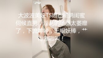 破解网络摄像头偷拍单位的值班医生和领导模样中年大叔在阁楼偷情亲热