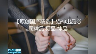 极品淫乱骚婊 4P堪比AV 两手各握肉棒一个舔B (1)