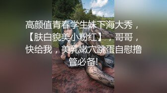 正妹帮男友口交服务淫荡表情被男友出出卖了，小两口在聊悄悄话坏笑要不要脱裤子啊 嘿嘿对白有趣！