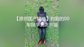 【新片速遞】 商场女厕偷窥牛仔裤美女的大肥B半蹲着尿不敢坐