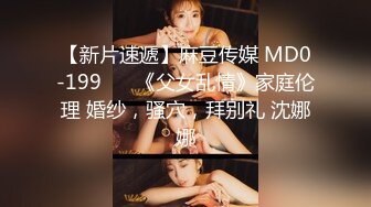 潜入办公楼偷拍公司里的美女财务