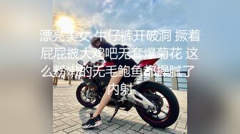 【新片速遞】烧烤店偷拍❤️超极品黑丝短裙肥臀美女和男友闹别捏 尿完嘟着脸等男友!