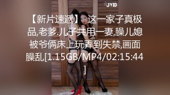 《极品CP魔手外购》商场女厕近景镜头先拍脸再拍逼，各种年轻美女小姐姐小少妇方便，大屁股潮妹透明内裤简直太骚了 (13)