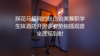 对着镜头一层层的把衣服脱下