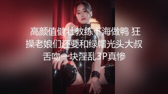 澡堂子内部员工偷拍两个白白嫩嫩的少妇洗澡