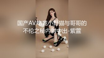 四个模特身材美女一起逛商场粉色短裙美女紧贴着超薄微透无痕内小内紧裹肉臀夹进臀缝前C凸显逼唇很是诱惑