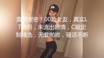 168CM包臀裙美女，唱唱歌摸摸奶子，脱下内裤扣逼，沙发上操起来