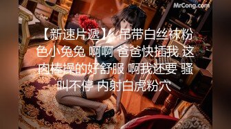 三个00后小妹跟蒙面大哥精彩展示，全程露脸性感可爱黑丝诱惑，让大哥轮流爆草浪叫呻吟，表情好骚，道具玩逼