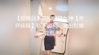 【新片速遞】  商场女厕偷拍短发少妇嘘嘘 尿量很足 直接尿到便池外面 溅的四处尿花