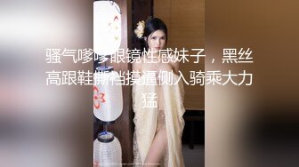 【新片速遞】 小县城路边公厕偷拍牛仔裤少妇的微毛小嫩鲍