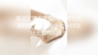  黑丝女仆两个年轻的小骚妹让两小哥床上玩弄，大姨妈都来了还骚呢，道具摩擦激情爆草