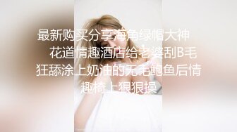 下药迷翻风韵犹存的大嫂趁哥哥在客厅睡着一通猛操