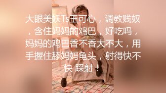 绿帽娇妻群P盛宴 将黑丝骚妻送给健身猛男艹，站起来抱操直怼花心，老婆被大鸡吧插的爽