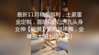   眼镜骚女两女一男3P淫乱大战，白皙奶子边交边被后入，上位骑乘抽插一脸享受